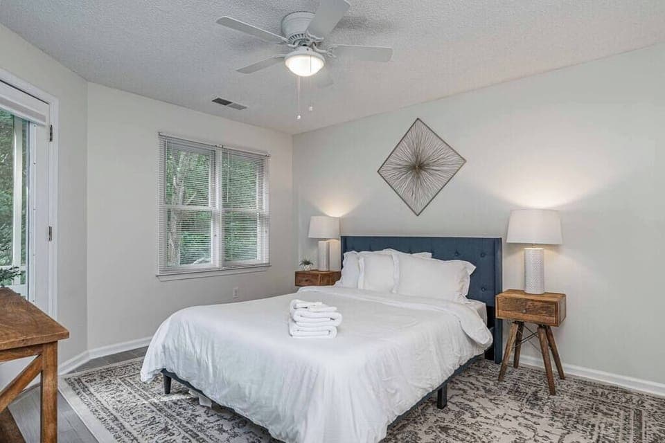 Queen bedroom (1)