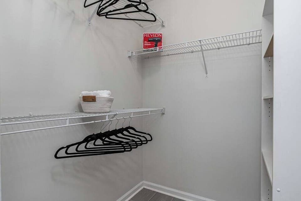 Bedroom closet (2)