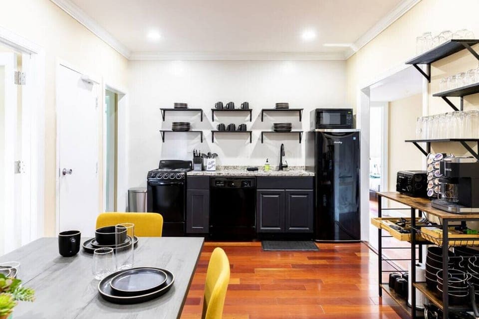 Fully equipped kitchen with a dining table