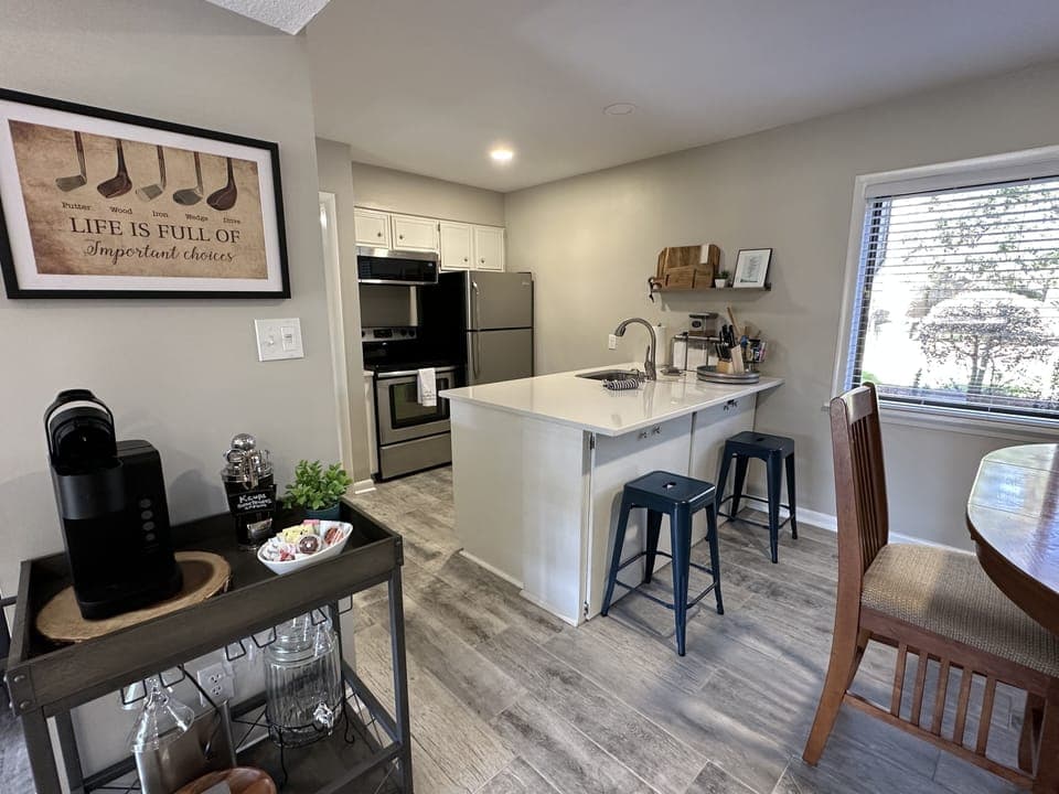 Kitchen/bar/dining