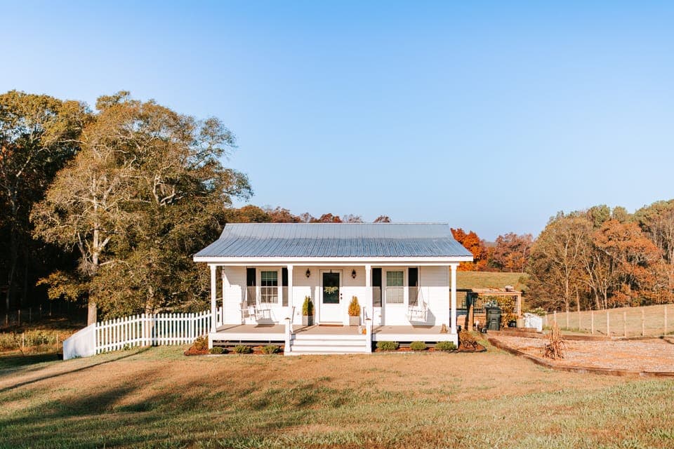 Charming  little cottage  on a private farm in the rolling hills of NE Georgia. 