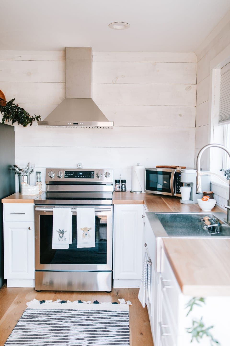 A clean, cozy kitchen for dining in.