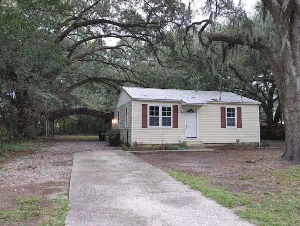 Generous parking, room for truck and trailer etc.