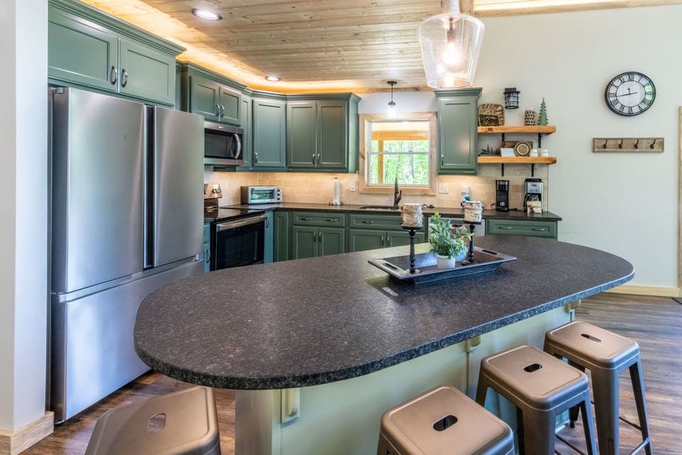 Island and kitchen - Island and Full Kitchen