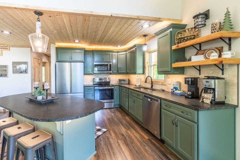 Kitchen - Full Kitchen with Stainless Steel Appliances