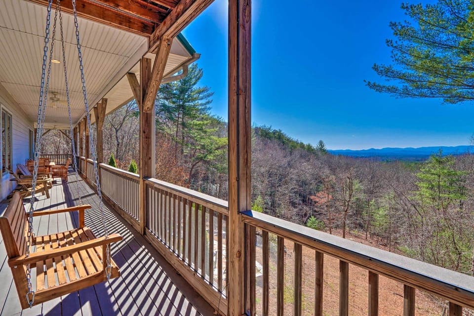 Murphy Vacation Rental | 2BR | 2.5BA | 3,100 Sq Ft | Stairs Required