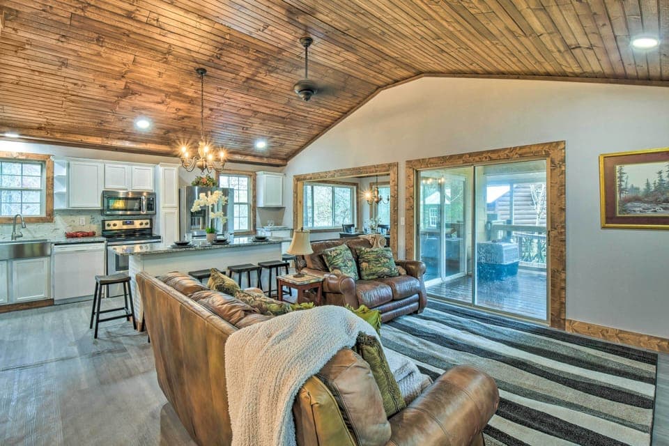 2nd-Floor Living Room | Smart TV | Gas Fireplace