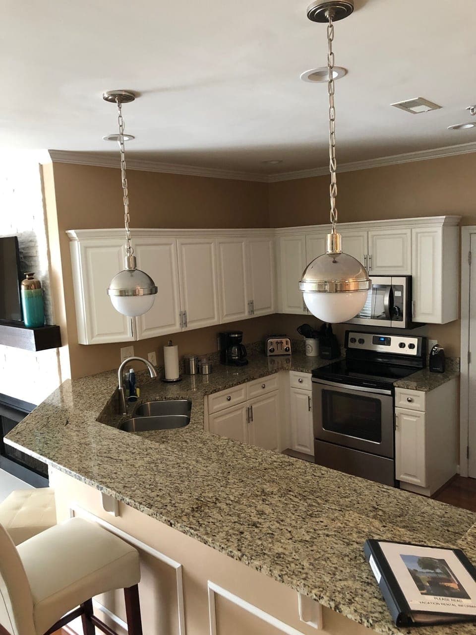 Kitchen with breakfast bar 