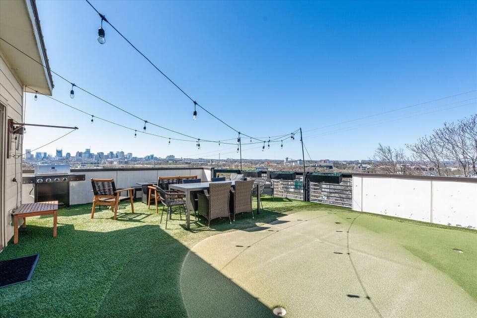 Tee off with the Nashville skyline as your backdrop. The rooftop putting green is the ultimate group activity before the real fun begins downtown.