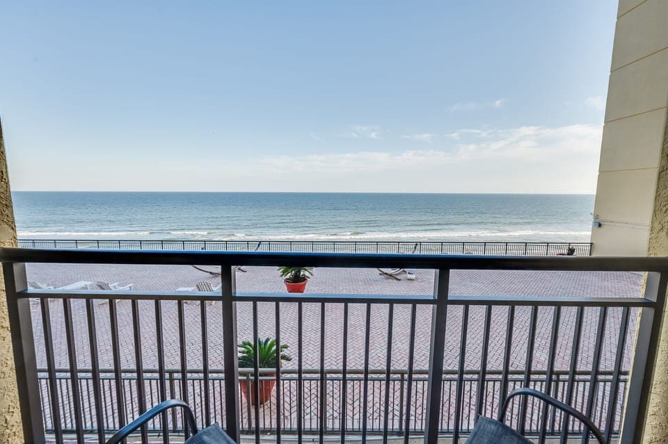 Balcony with Amazing Views of the Ocean