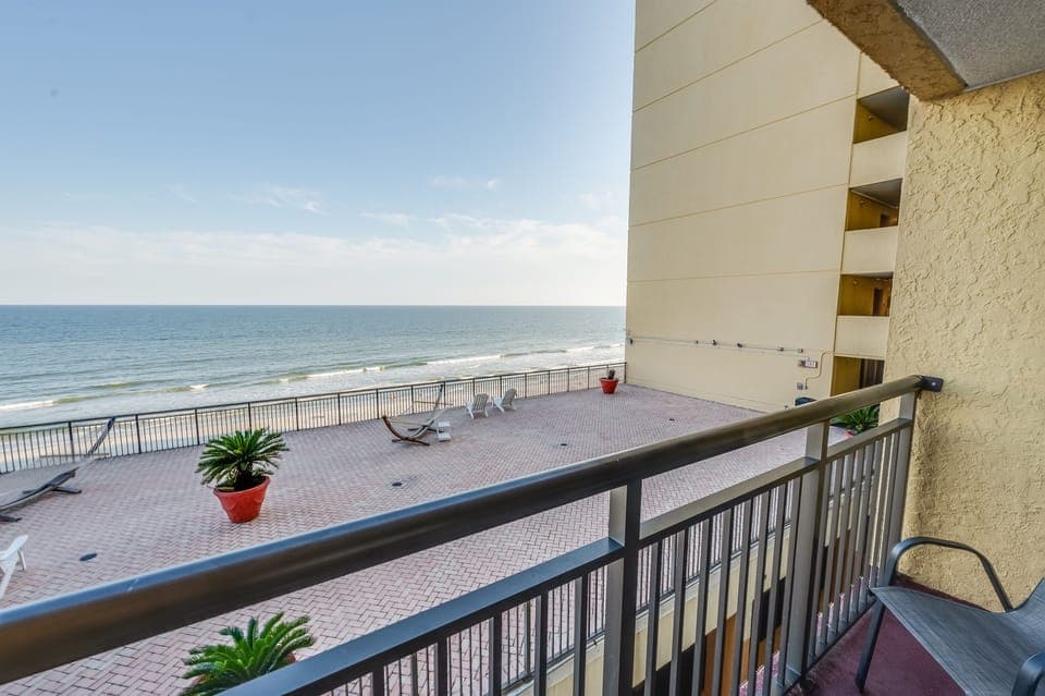 Balcony with Amazing Views of the Ocean
