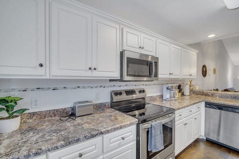 Another view of the kitchen!