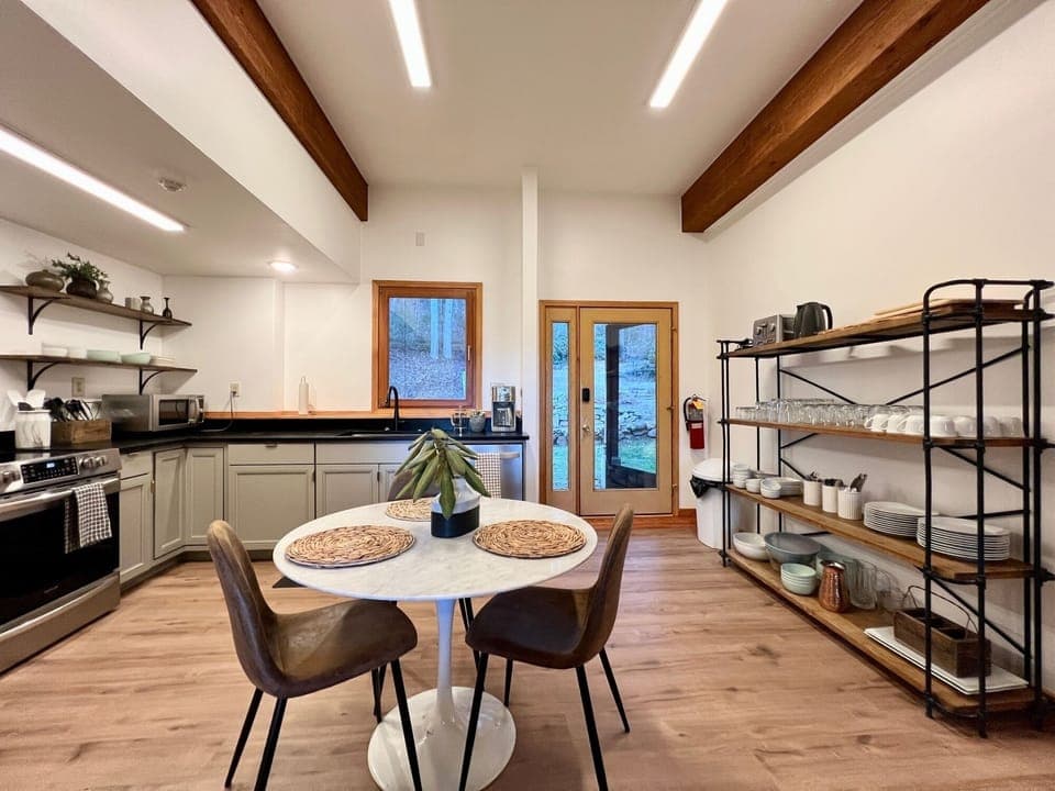 Huge Kitchen with Breakfast Table and Everything You Need!