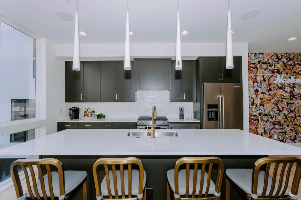Spacious eat-in island with room for seating and standing. Ideal for friends and family alike!