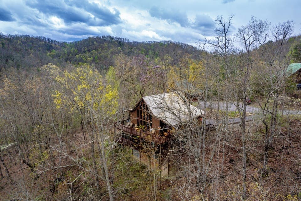 Smoky Mountain Cabin Rental Secluded Setting with Access to Wears Valley