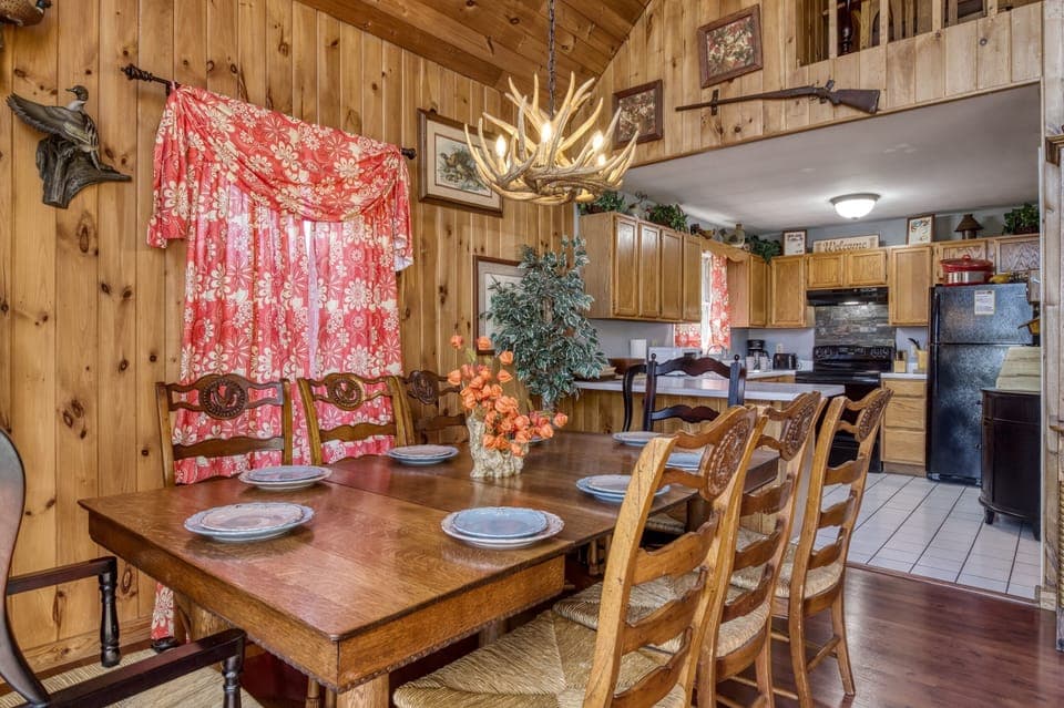 Smoky Mountain Cabin - Emerald Forest - Dining area and fully furnished kitchen