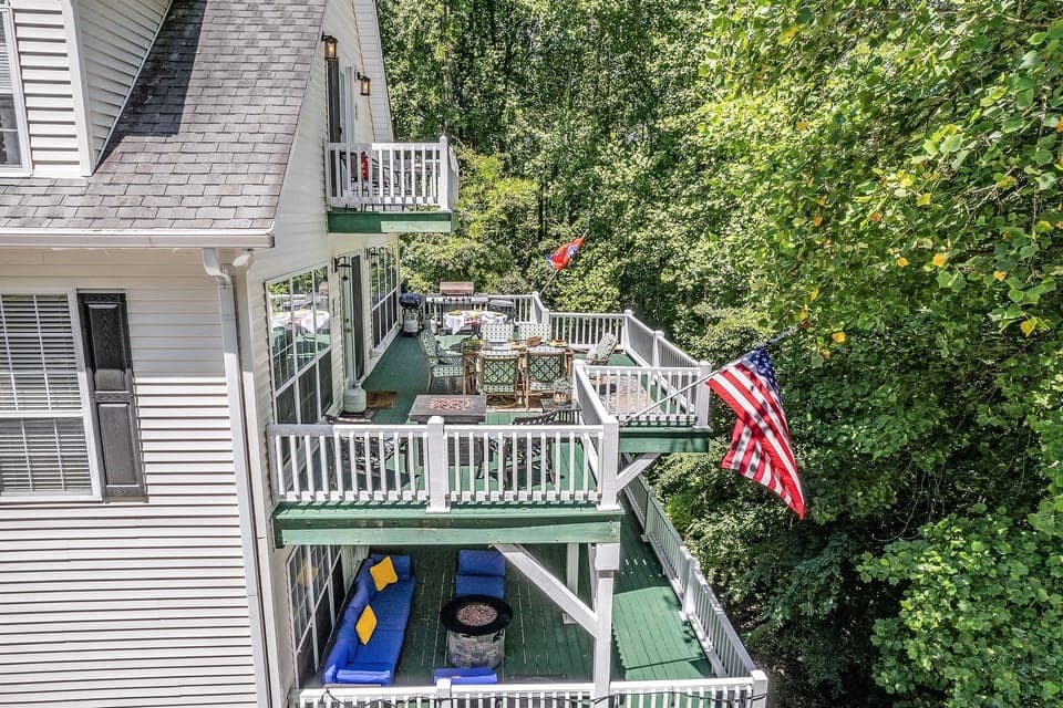 "Clean, comfortable, tons of space, it felt like we were in a big tree-house! We had a rainy weekend and still had plenty of fun. Loved the hot tub and sauna for our rainy weekend as well." (Megan, May 2025)