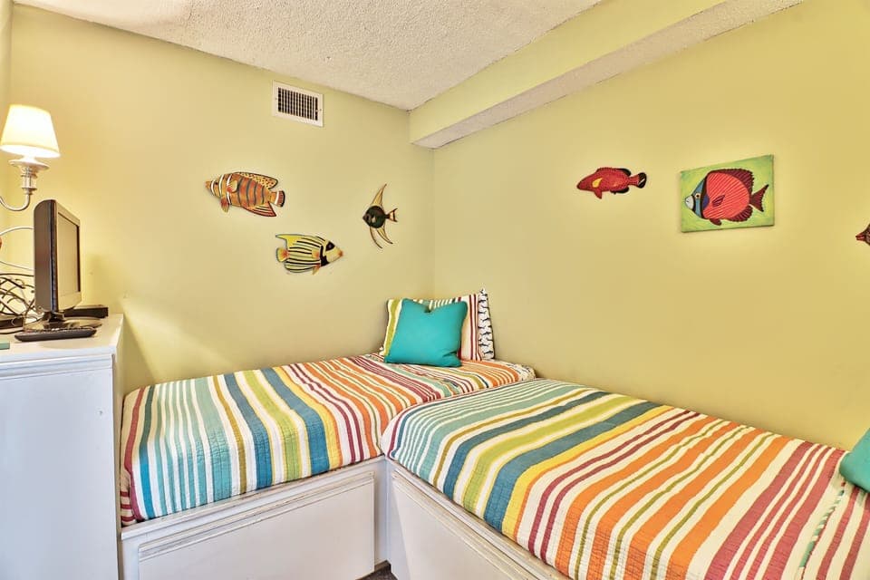 Tv 2 twin beds