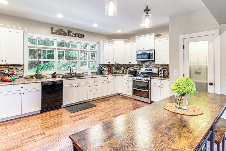 Kitchen | Cooking Basics | Spices | Paper Towels/Trash Bags Provided