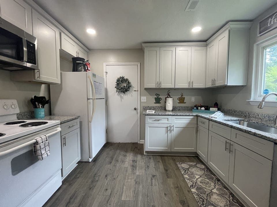 Large Full Kitchen