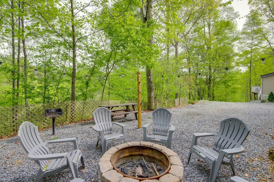 Sevierville Vacation Rental | 3BR | 2BA | 1,160 Sq Ft | Stairs to Access