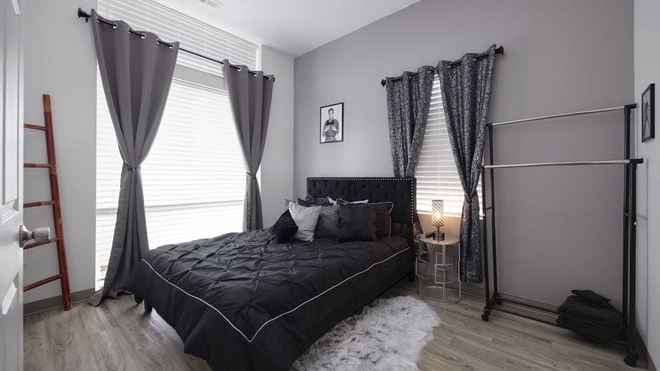Jailhouse Rock Room! Queen bed..