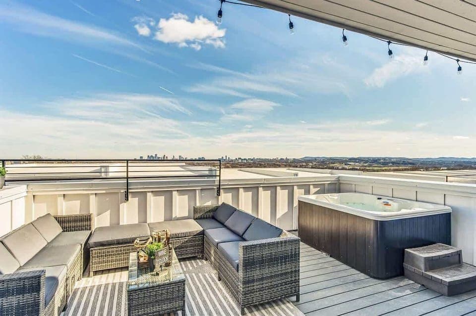 Unwind under twinkling lights w/ stunning Nashville skyline views and a hot tub!