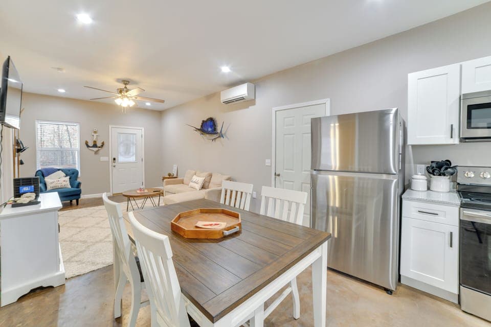 Dining Area | Single-Story Cabin | Pet Friendly w/ Fee