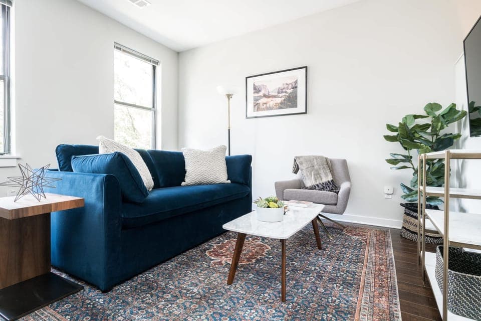 CozySuites Music Row – Luxe Studio w/free parking!
