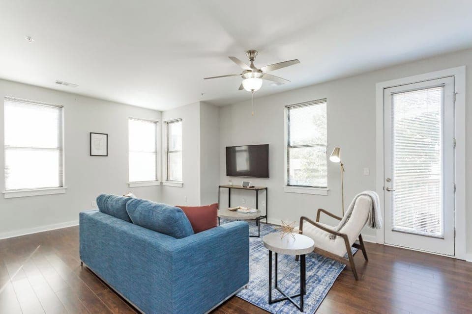CozySuites Music Row – Luxe 2BR w/free parking!