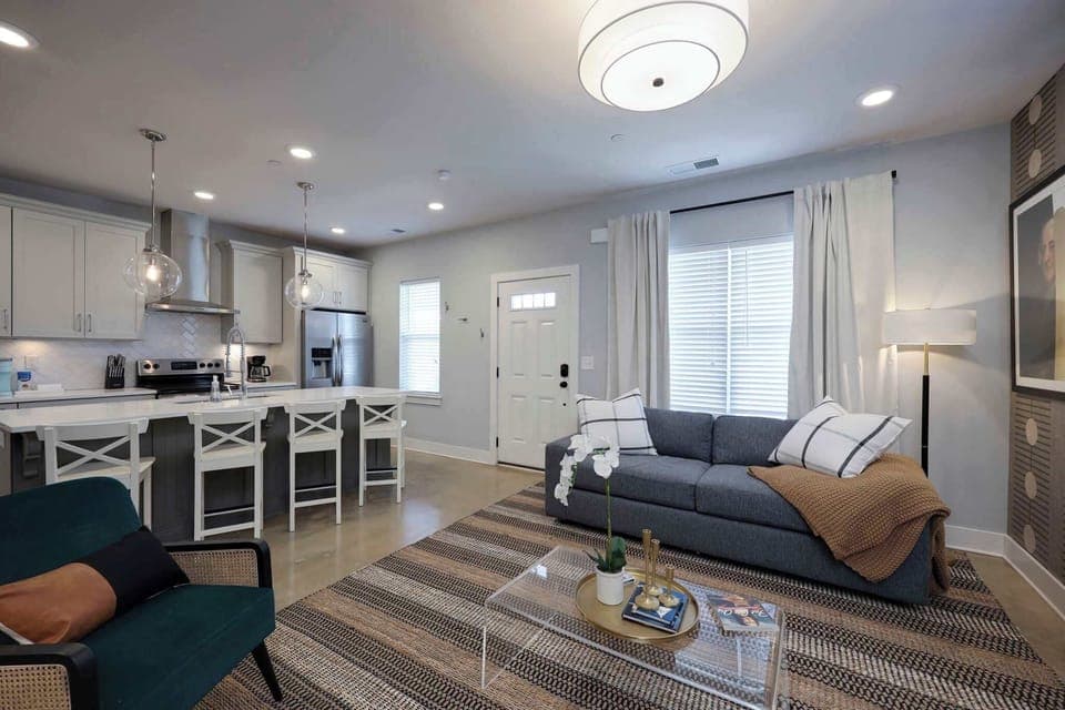 Bright space with stylish furniture, perfect for relaxation and unwinding in Nashville!