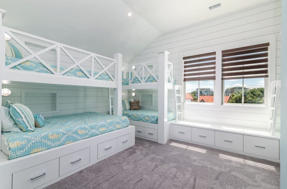 5 twin beds and 1 queen bed