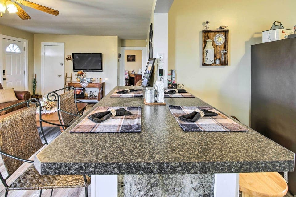 Island w/ Seating | Dishware & Flatware Provided
