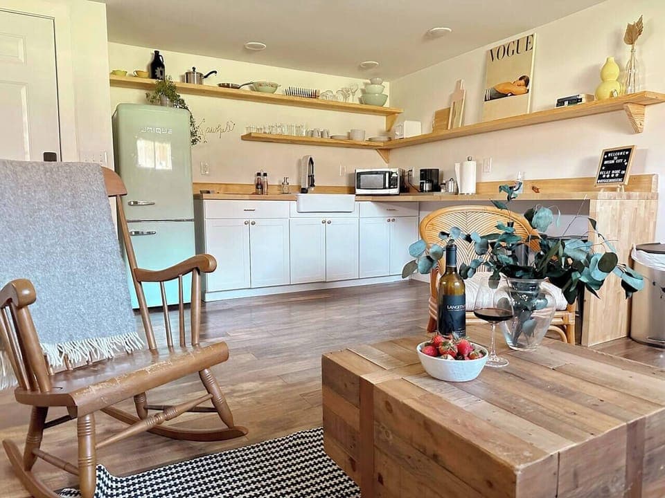 Private suite #2 - living room / kitchenette area 