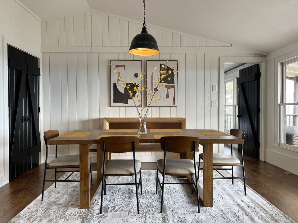 Stunning dinning room perfect for family dinners