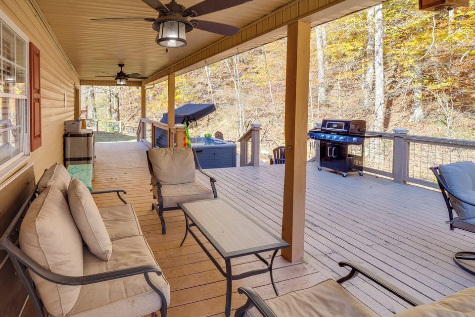 Lyles Vacation Rental | 3BR | 2.5BA | 2,240 Sq Ft | 4 Steps Required