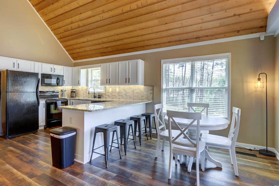 Kitchen | Cooking Basics | Spices | Paper Towels/Trash Bags Provided