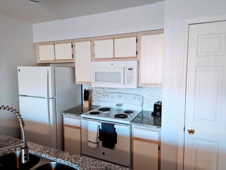 Full kitchen