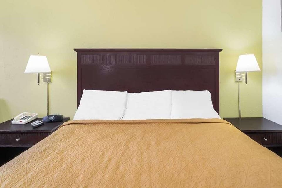 King size bed, perfect escape after a long day of sightseeing