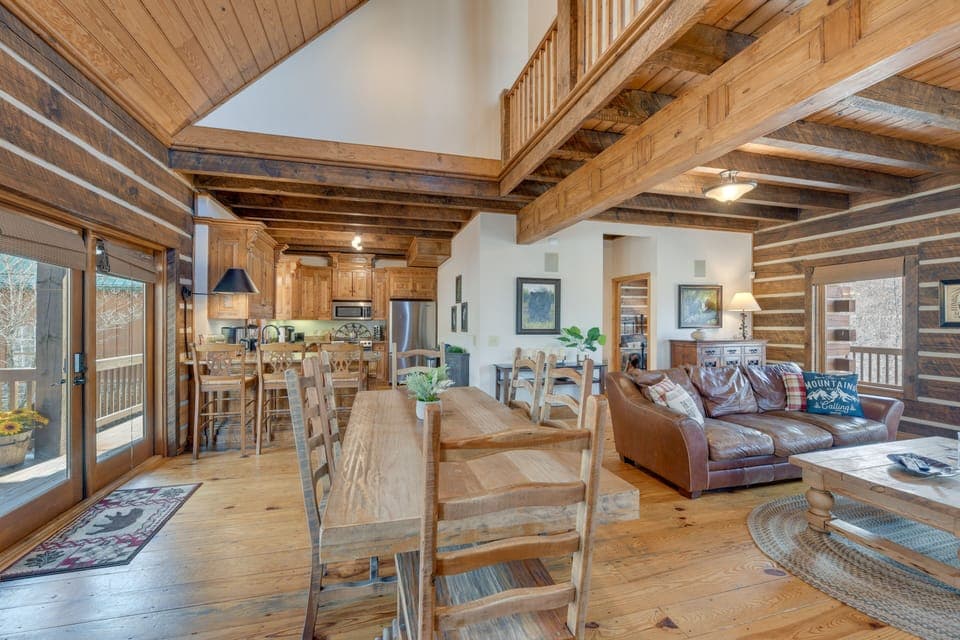 Dining Area | Dishware & Flatware Provided