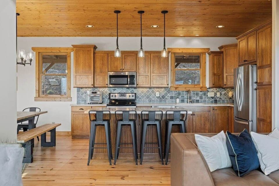 Open Floor Plan w/ Kitchen