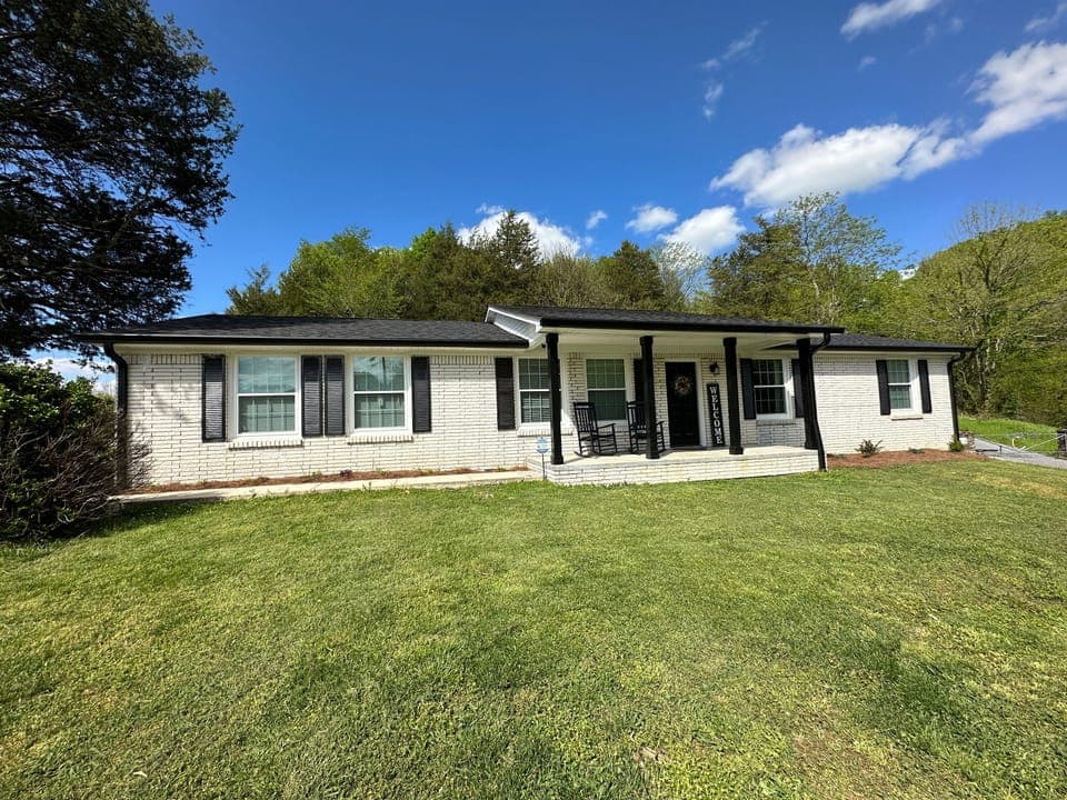 3 bedroom, 2 bath house, sleeps 8