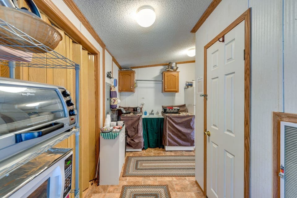 Kitchenette | Hot Plate | Toaster Oven | Crockpot | Microwave | Breakfast Bar
