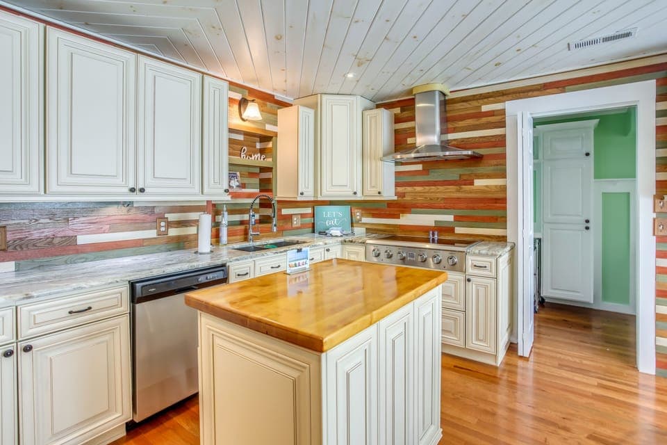 Eat-In Kitchen