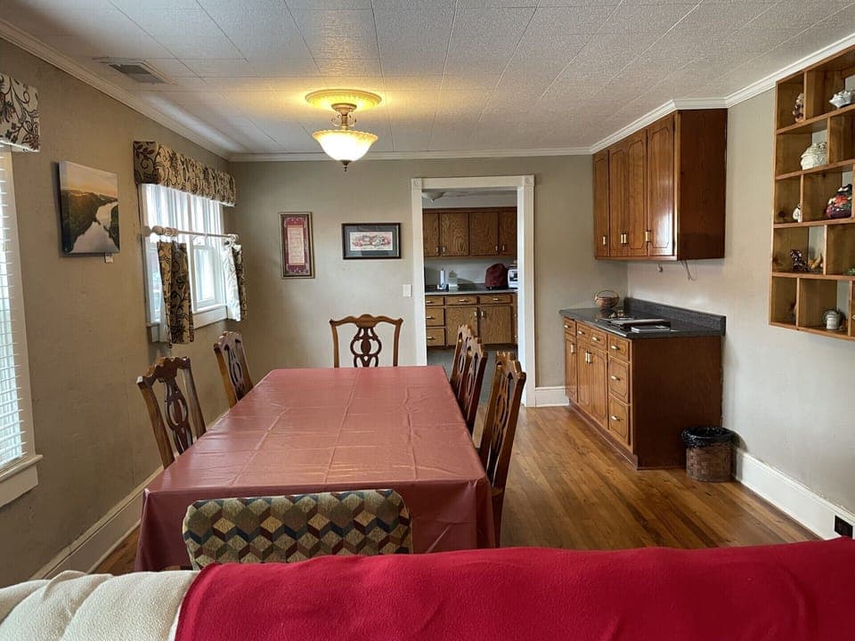 There are seven chairs around the big table.
