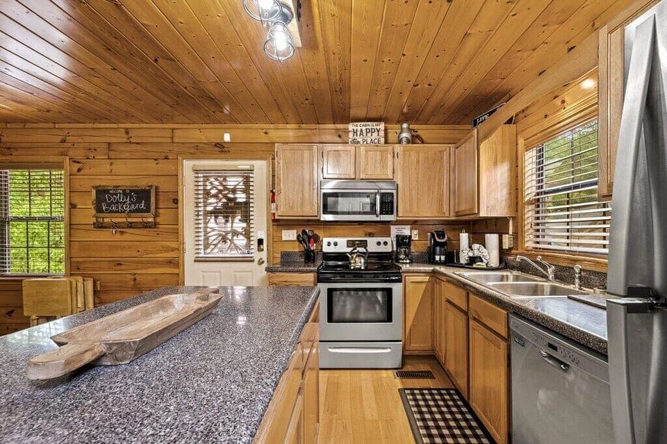 Dolly's Backyard's fully equipped kitchen