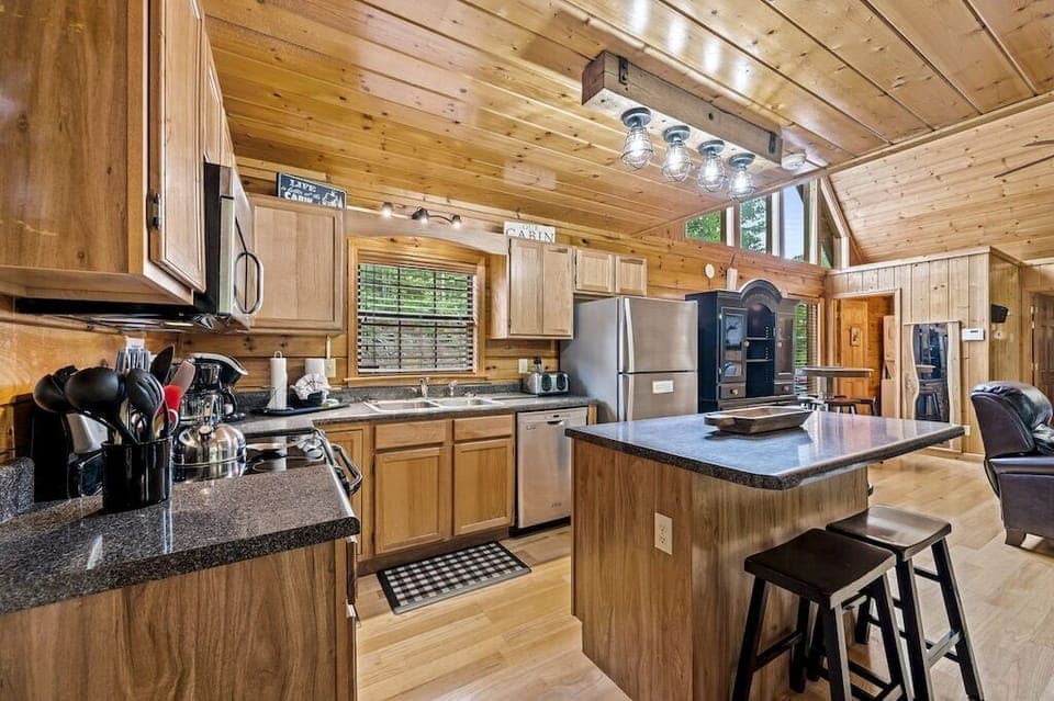 Dolly's Backyard's fully equipped kitchen