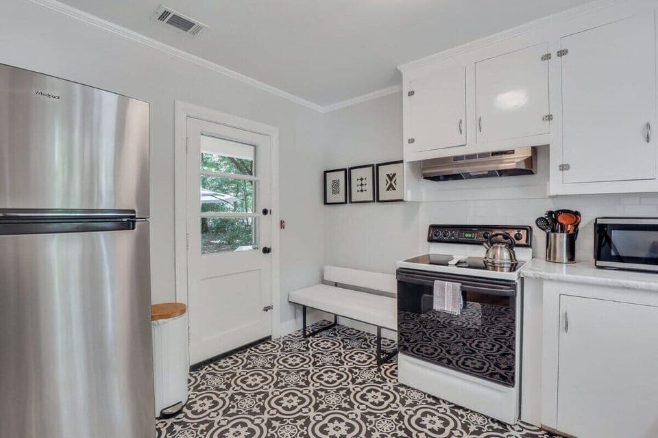 Another view of the kitchen!