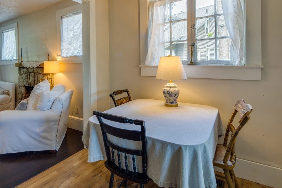 Dining Area | Dishware/Flatware Provided