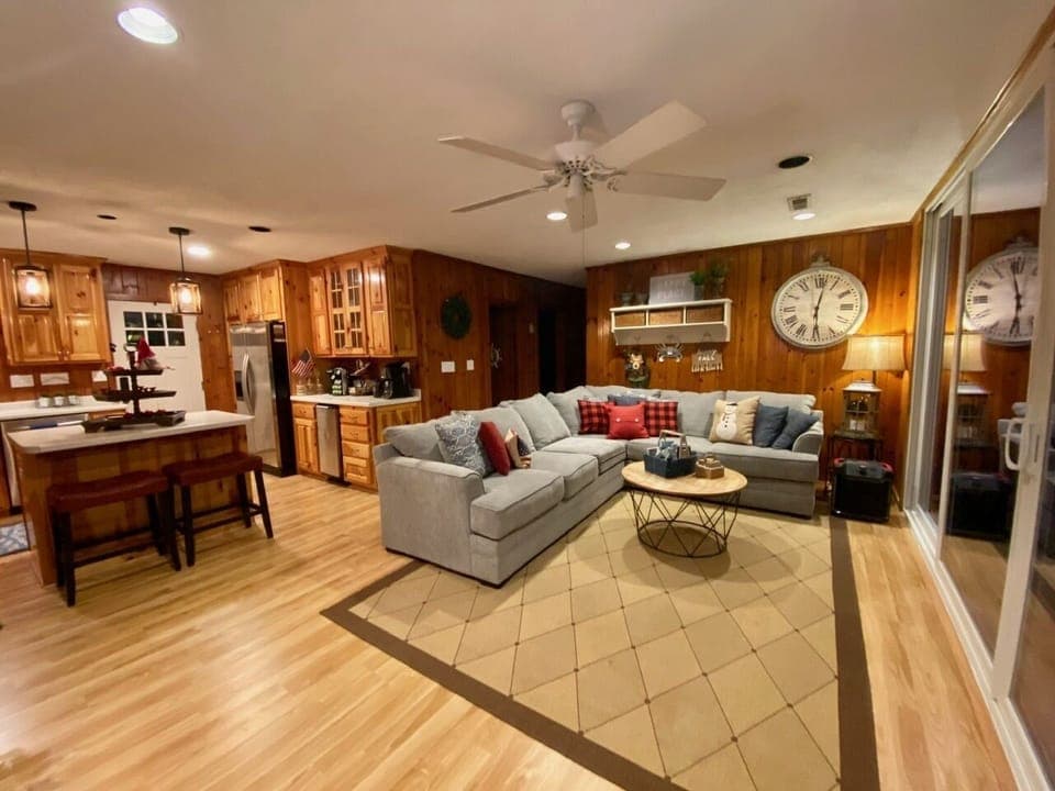 Open concept living w/comfortable relaxing atmosphere w/amazing 
waterfront view